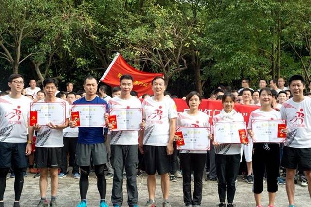 获奖人员与颁奖领导合影.jpg