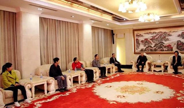 吉华街道总工会领导慰问困难员工1.jpg