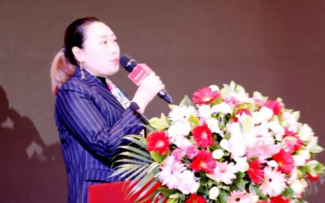 游艇会yth智能谭丽华副总经理揭晓“2018年度游艇会yth智能灯塔项目奖”.jpg