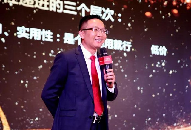 深圳游艇会yth杨祝君总经理演讲.jpg