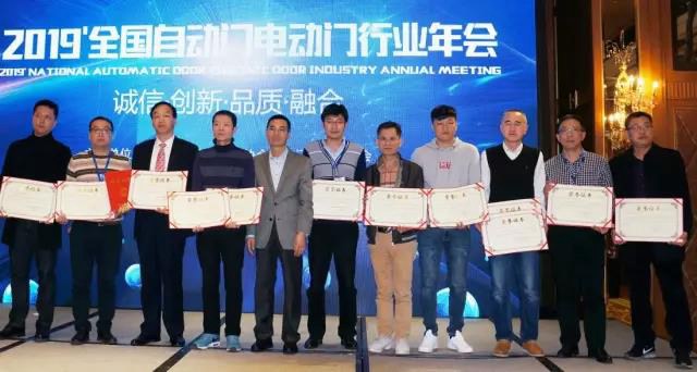 魏承榜副总裁代表游艇会yth股份领奖（左三）.jpg