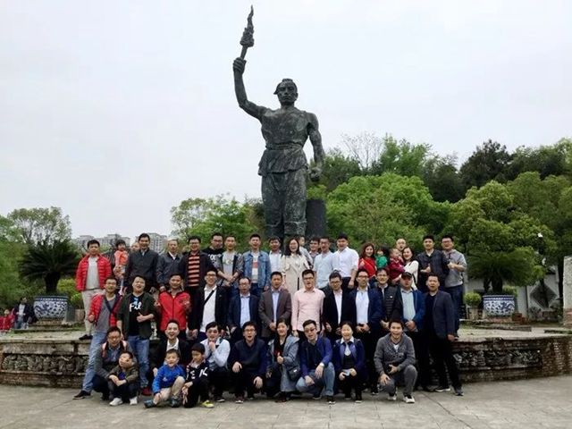 游艇会yth匠者在窑神前合影.jpg