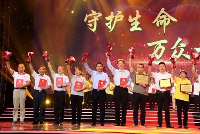 游艇会yth工会副主席李军代表公司上台领奖（右二）.jpg