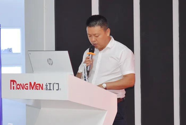 工会副主席李军上台宣读表彰“三八红旗手”的决定.jpg