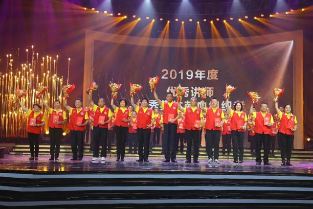 游艇会yth工会主席肖治富上台领奖.jpg