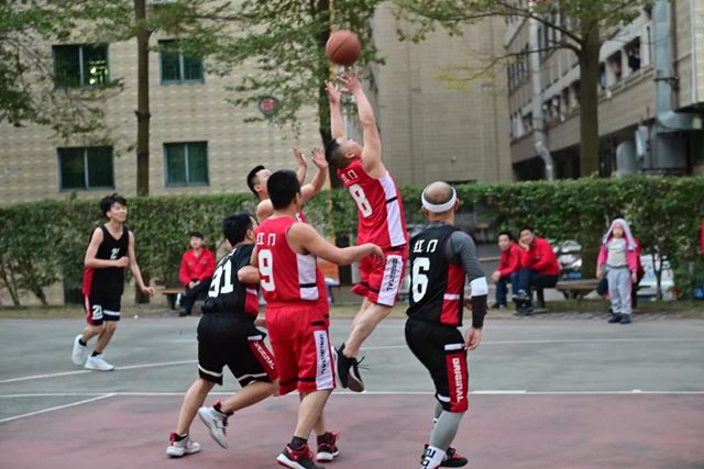 球场竞技，迎“篮”而上3.jpg