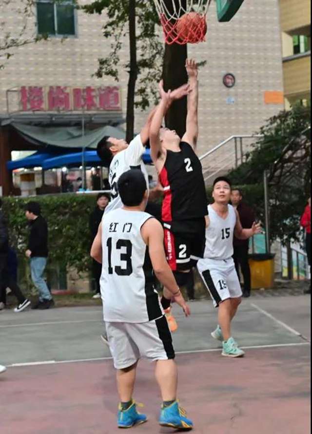 既是力量、速度和技巧的比拼，也是战术与默契配合度的考验1.jpg