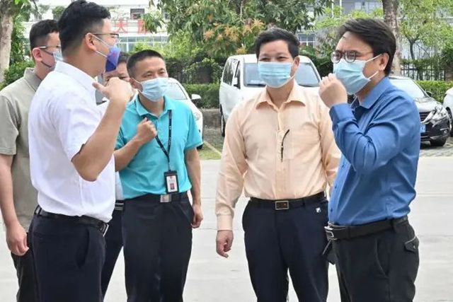 领导们严格遵守游艇会yth防疫的相关规定，佩戴好口罩，在出示健康码、行程卡并进行体温监测后，进入游艇会yth园区.jpg