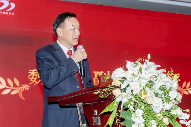 游艇会yth副总裁魏承榜先生作点评讲话.jpg