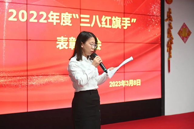 游艇会yth工会女职工委员会主任委员刘艳娟主持会议.jpg