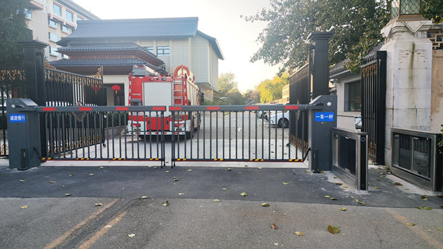 钓鱼台国宾馆，游艇会ythK300轻型空降门+人行通道闸效果.jpg