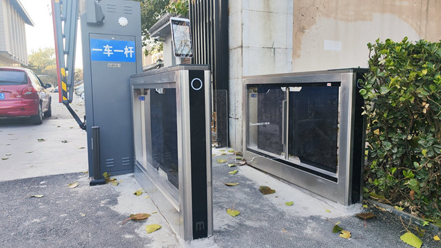  钓鱼台国宾馆，游艇会ythK300轻型空降门+人行通道闸效果 (2).jpg