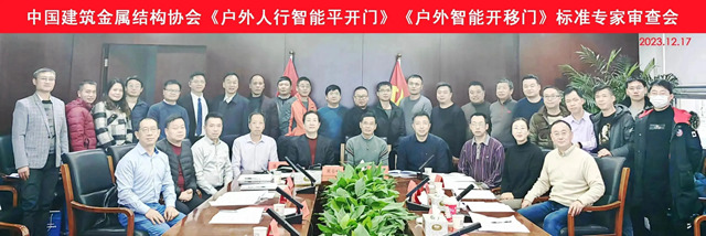 游艇会yth副总裁魏承榜位于左起第二排第七位.jpg